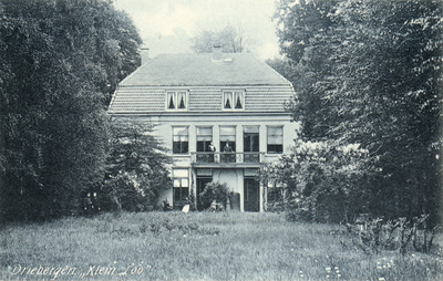 9951 Gezicht op de voorgevel van het pension Klein Loo te Driebergen.N.B. Het pension Klein Loo is in 1962 afgebroken. ...